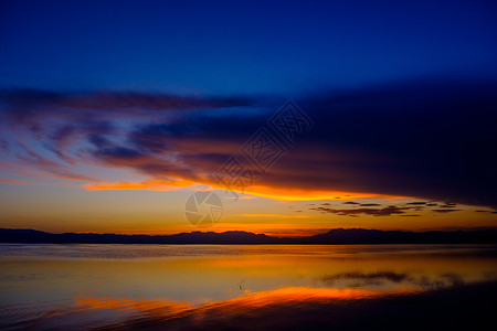 光的反射茶卡盐湖夕阳背景