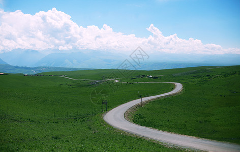 喀拉峻草原乡村云景的高清图片