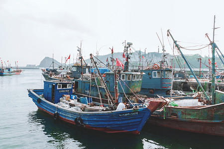 海边的渔船码头桅杆高清图片