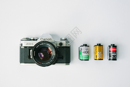 旅行箱和照相机复古的胶片照相机和胶卷背景