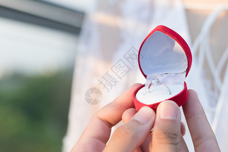 男生用戒指向女生求婚背景