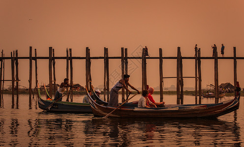 缅甸悟本桥湖面泛舟图片