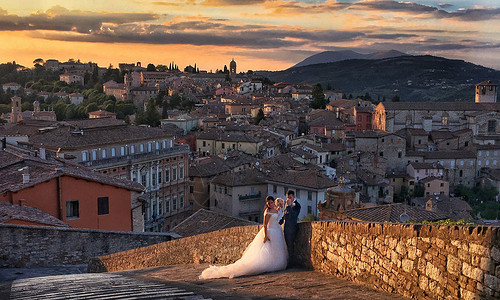 意大利古城日落下的婚纱照背景图片