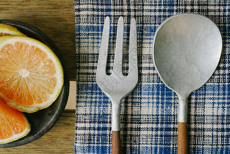 银色叉子桌子上的柠檬和餐具背景