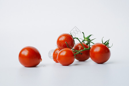 白色背景下的小番茄高清图片