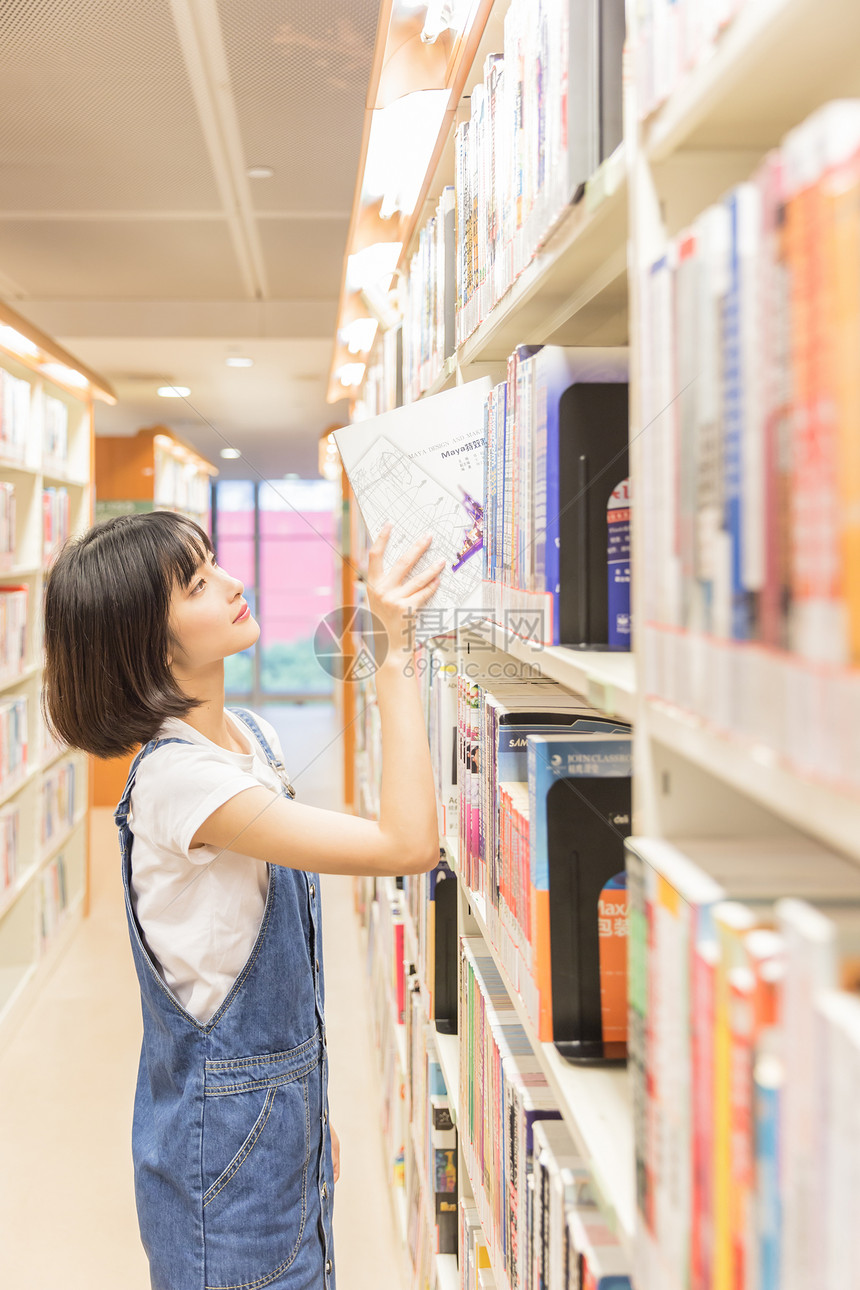 大学女生图书馆书架找书图片