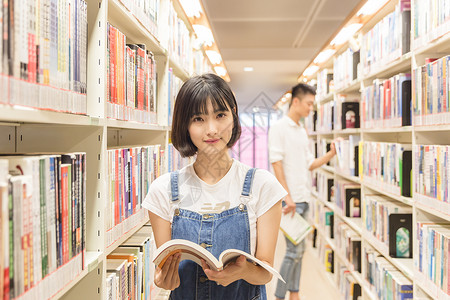 大学男女同学图书馆学习图片