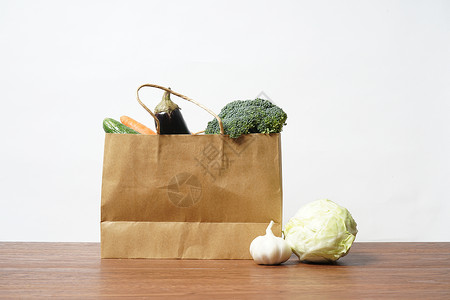 购物袋中的蔬菜图片