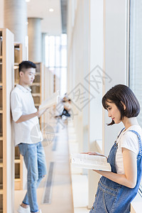 拿书男学生大学男女同学图书馆学习背景