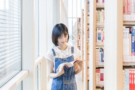 大学女生图书馆学习背景图片