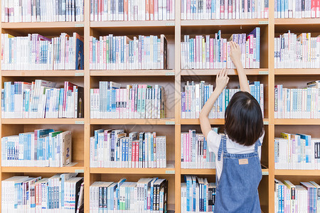 找学生素材大学女生图书馆书架找书背景