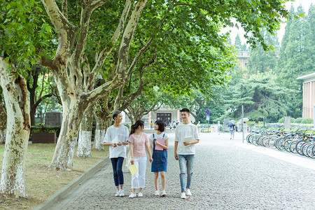 随风而行大学校园男女同学结伴而行背景