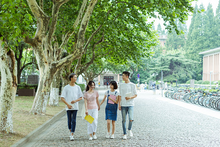 大学校园男女同学结伴而行背景