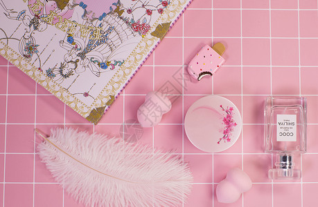 美妆杂志粉色系化妆品系列背景