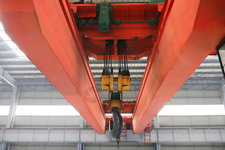 智造中国橘红色的工厂内部天车背景