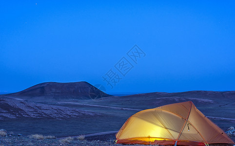 火山草原下露营背景图片