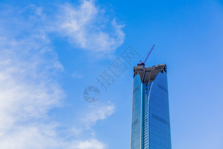 蓝色天空下正在建造的大厦高清图片