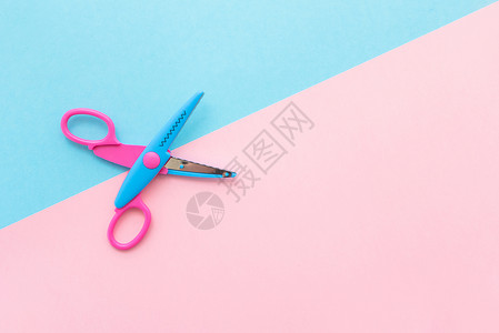 柔和的千禧粉纸创意剪刀背景