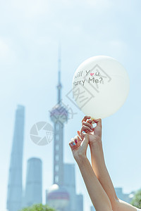 情人节上海情侣举气球素材图片