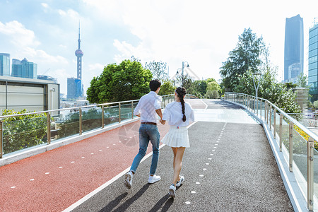 情侣花园情人节情侣牵手公园散步背影背景