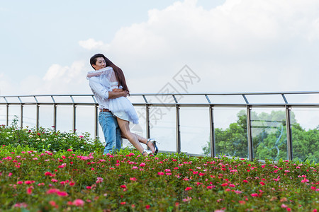 情人节花园情侣拥抱抱起背景图片