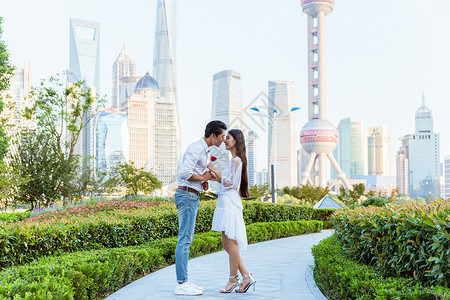 情人节上海公园情侣接吻图片