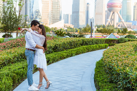 情人节上海公园情侣相拥图片