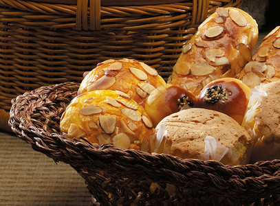 篮子面包篮子里的果仁面包背景