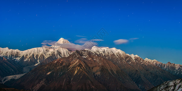 夜晚的雪山星空下的贡嘎雪山背景
