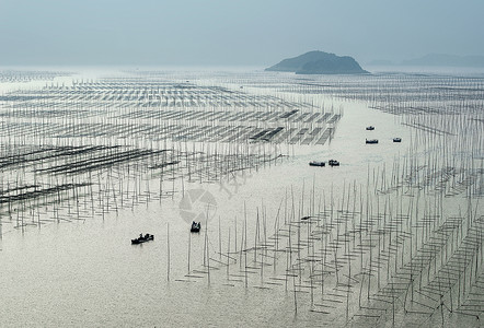 春节长假旅游清晨，大海和出海的渔船背景