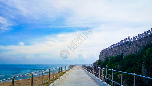 步行锻炼蓝天白云下的海边道路背景