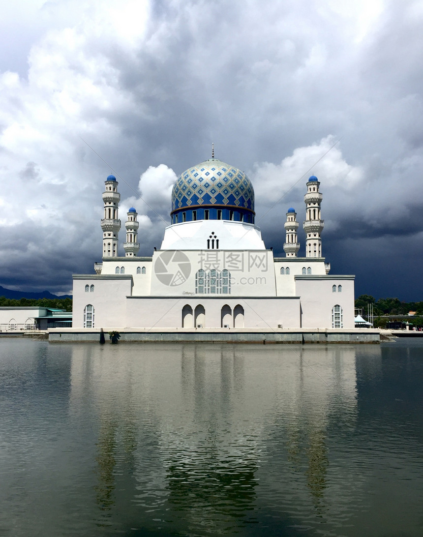 马来西亚沙巴清真寺正面倒影图片