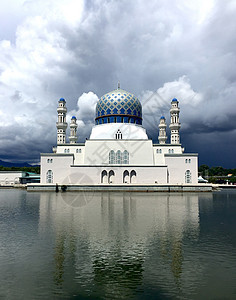 马来西亚沙巴清真寺正面倒影高清图片