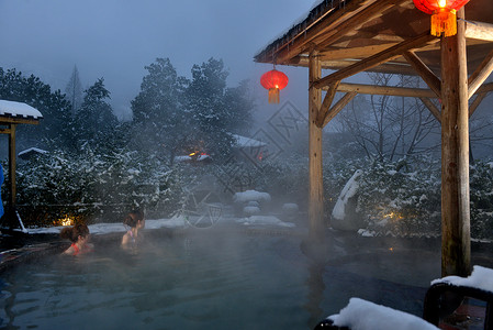 户外休闲夜晚在冰天雪地中泡温泉背景