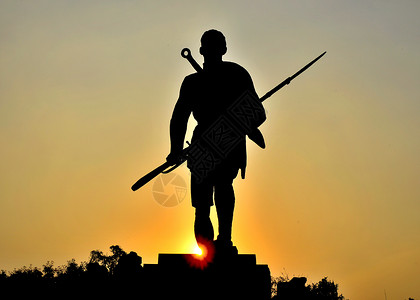 军人致敬抗战川军将士出川雕像在夕阳下的剪影背景