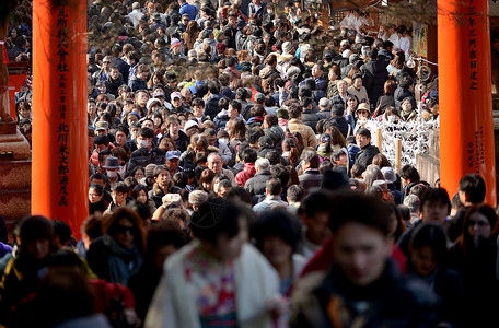 日本风情游日本京都人们蜂拥进入寺庙迎接新年庙会背景