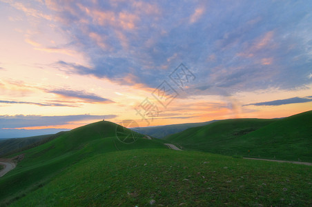 新疆特克斯草原日落背景图片