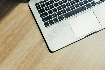 木质桌面电脑键盘留白背景图片