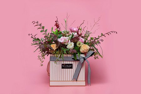 黄玫瑰鲜花礼盒粉红背景背景