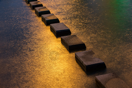 抽象思考武汉长江二桥下金色水面的石阶背景
