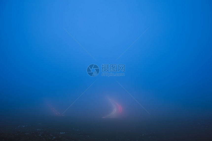 四川折多山大雾中的车轨图片