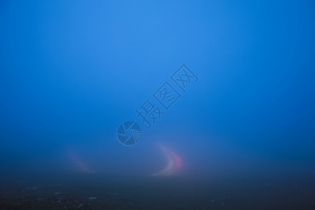 车美四川折多山大雾中的车轨背景
