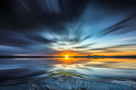 太阳轨迹青海湖夕阳背景