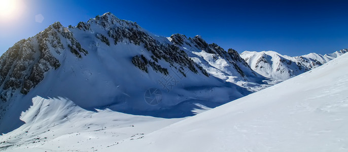 岗什卡雪山恰尔努什卡高清图片