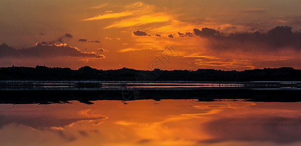 太阳轨迹青海湖夕阳背景