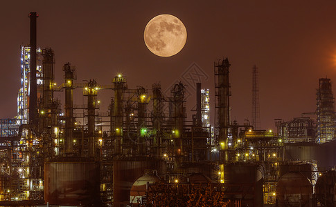 炼塔油罐工厂中秋夜景美图背景