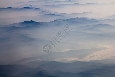 一望无际的山脉水墨画般的大地山峦背景