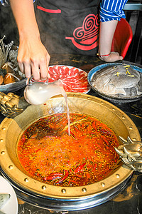 传统高汤牛油火锅锅底背景图片