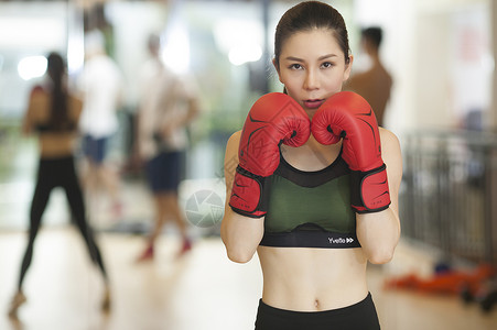打拳击拳击手女性在健身房里打拳击背景