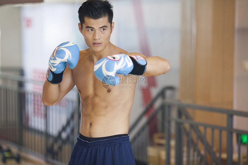 男性在健身房打拳击图片
